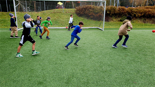 eine Gruppe von Kindern, die Fußball spielen